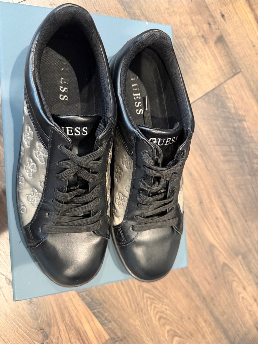 Guess Black Men’s Leddy Leather Sneakers with Gray Monogram Panels Size US 9.5 - Picture 3 of 4